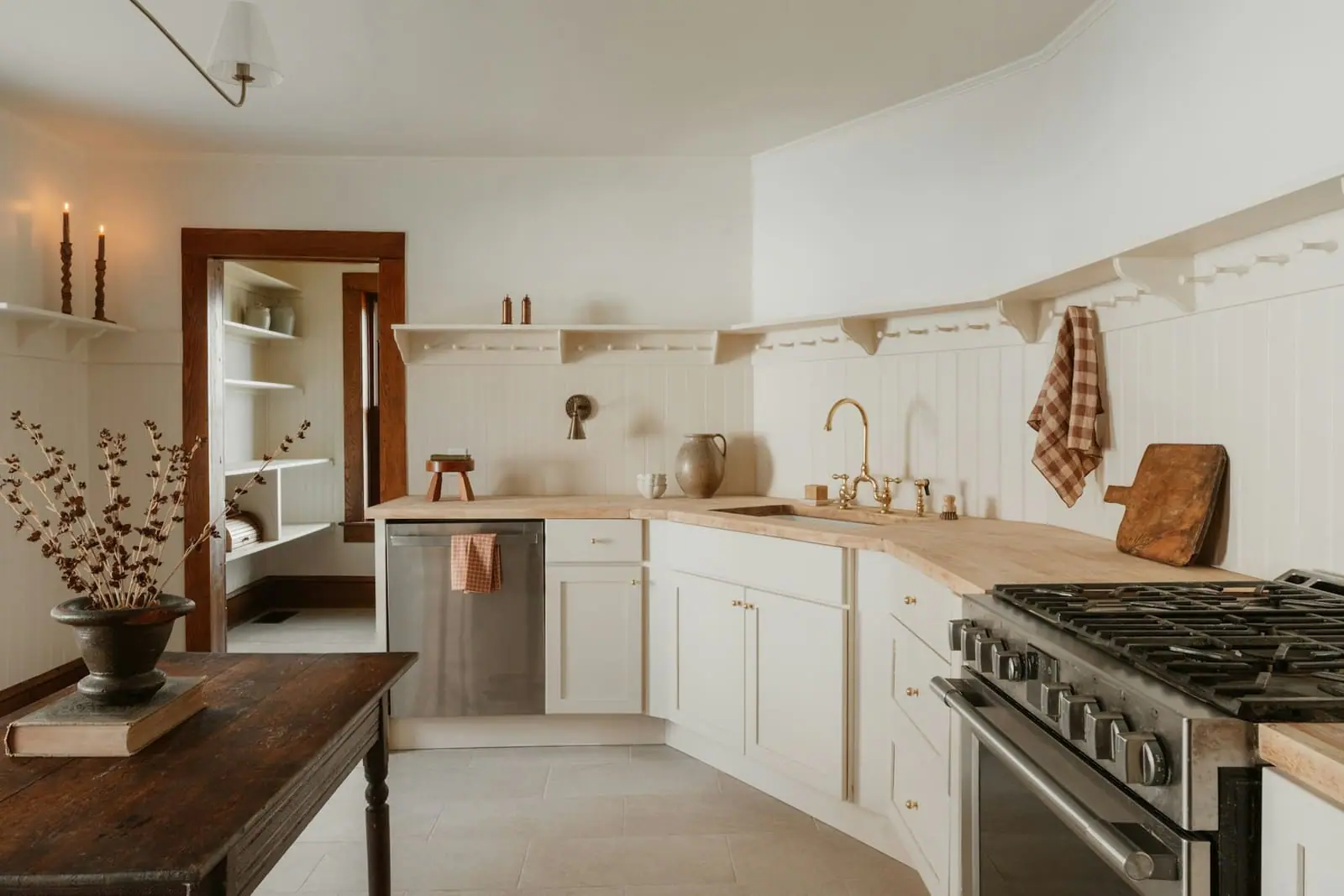 A cream shaker kitchen with wooden worktops and a range cooker